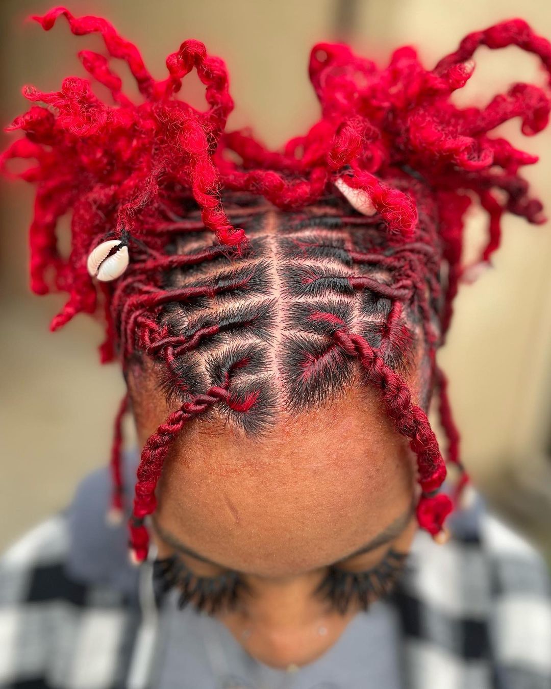 25. Halo Red Weaves And Double Knots on Short Twists